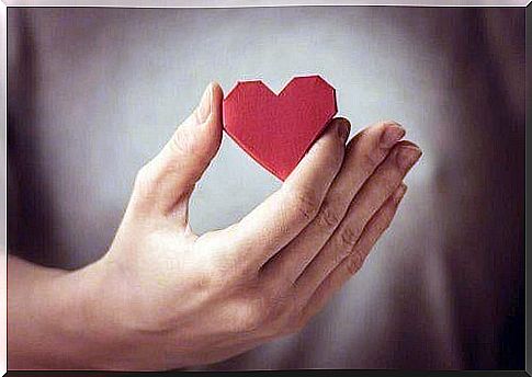 hand with paper heart: how to improve self-esteem after the separation