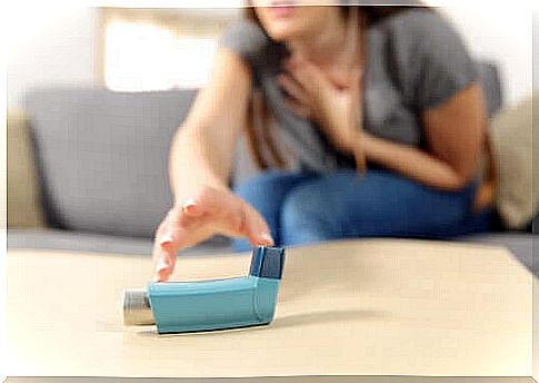 A woman reaches for an asthma pipe.